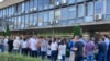 ​​​​​​​Nekoliko stotina građana protestovalo je 4. juna pred zgradom Opštine Novi Beograd tražeći da opozicione stranke dobiju uvid u zapisnike sa lokalnih izbora održanih u nedjelju.