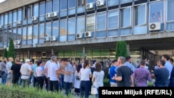 ​​​​​​​Nekoliko stotina građana protestovalo je 4. juna pred zgradom Opštine Novi Beograd tražeći da opozicione stranke dobiju uvid u zapisnike sa lokalnih izbora održanih u nedjelju.
