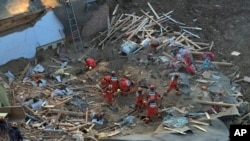 Salvatorii caută supraviețuitorii printre resturile unei clădiri prăbușite în provincia Qinghai din nord-vestul Chinei, marți, 19 decembrie 2023 (foto Zhang Hongxiang/Xinhua via AP)