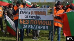 От няколко дена представители на зърнопроизводителите и други земеделски организации протестират с искания за прекратяване на безмитния внос от Украйна, защита на българското производство и реализиране българската продукция на "справедливи" цени.