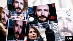تصاویر اولیویه فانده کاستیل در دست تظاهرکنندگان در بروکسل