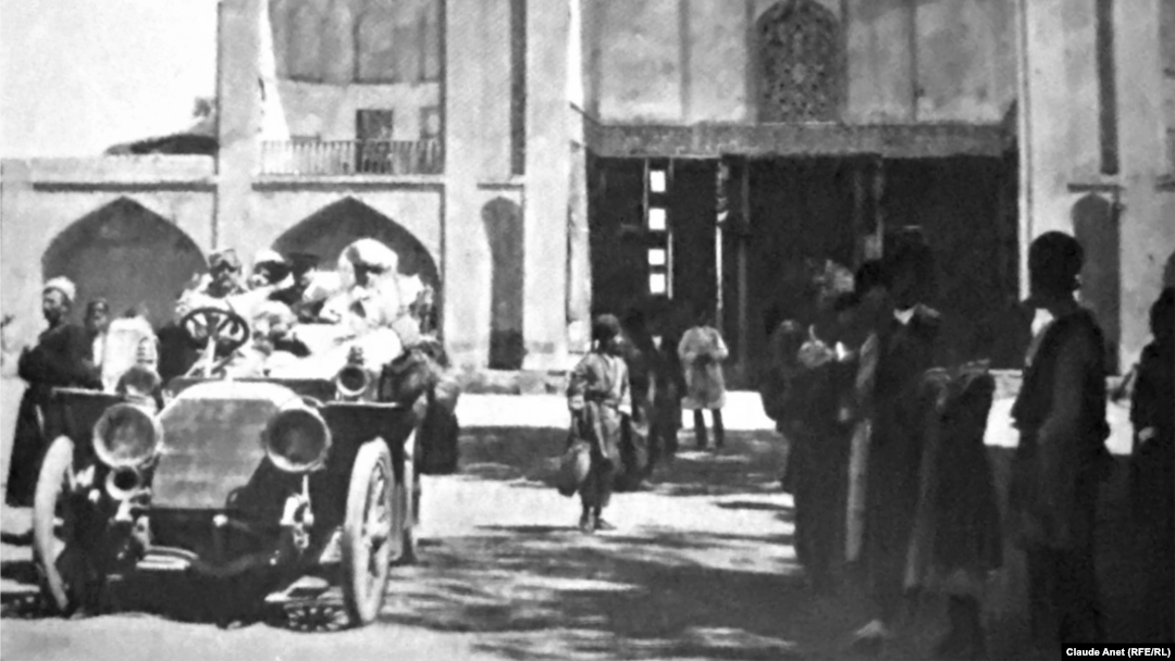 Singurul automobil care a încheiat cursa intercontinentală București - Teheran din 1905 a fost un Mercedes cu un motor de 40 de cai putere. În imagine, prințul George Bibescu și soția sa, Martha, în fața palatului guvernatorului din Qazvin (Iran), la 150 de km înainte de finish.