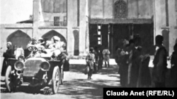 Singurul automobil care a încheiat cursa intercontinentală București - Teheran din 1905 a fost un Mercedes cu un motor de 40 de cai putere. În imagine, prințul George Bibescu și soția sa, Martha, în fața palatului guvernatorului din Qazvin (Iran), la 150 de km înainte de finish.