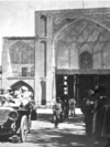 Singurul automobil care a încheiat cursa intercontinentală București - Teheran din 1905 a fost un Mercedes cu un motor de 40 de cai putere. În imagine, prințul George Bibescu și soția sa, Martha, în fața palatului guvernatorului din Qazvin (Iran), la 150 de km înainte de finish.