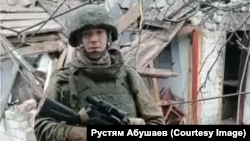 Rustiam Abușaev a postat o înregistrare în care apare în echipament de luptă printre ruinele unei zone rezidențiale care a fost distrusă de lupte.