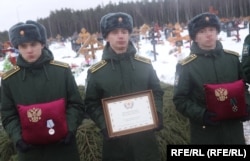 Медали, которые вручают семьям погибших на войне российских заключенных: медаль "За Отвагу" и медаль от ЧВК "Вагнер" (слева направо)