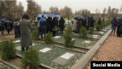 شهروندان بهائی در حال اجرای مراسم آئینی خود در زمان خاکسپاری