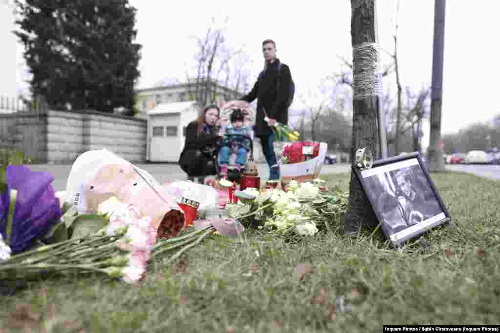 Mai mulți bucureșteni au mers sâmbătă la Ambasada Rusiei de la București unde au adus flori și au aprins lumânări în memoria lui Alexei Navalnîi, opozantul rus care la murit vineri în închisoaream din Siberia.&nbsp;