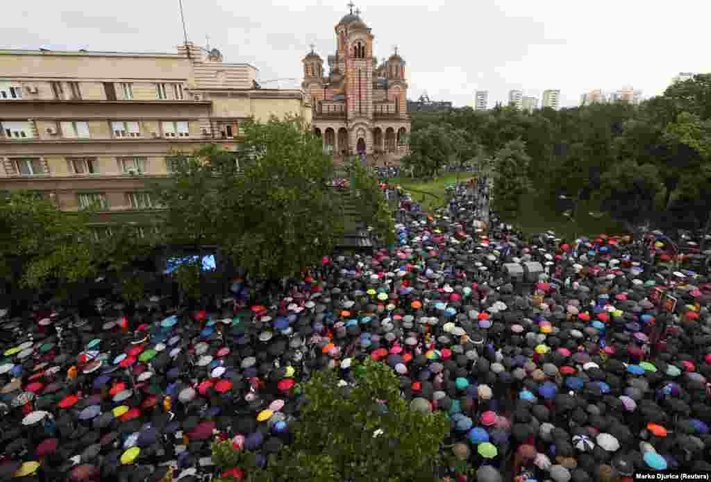 Građani u Tašmajdanskom parku u Boegradu, na četvrtom protestu protiv nasilja, 27. maj 2023.