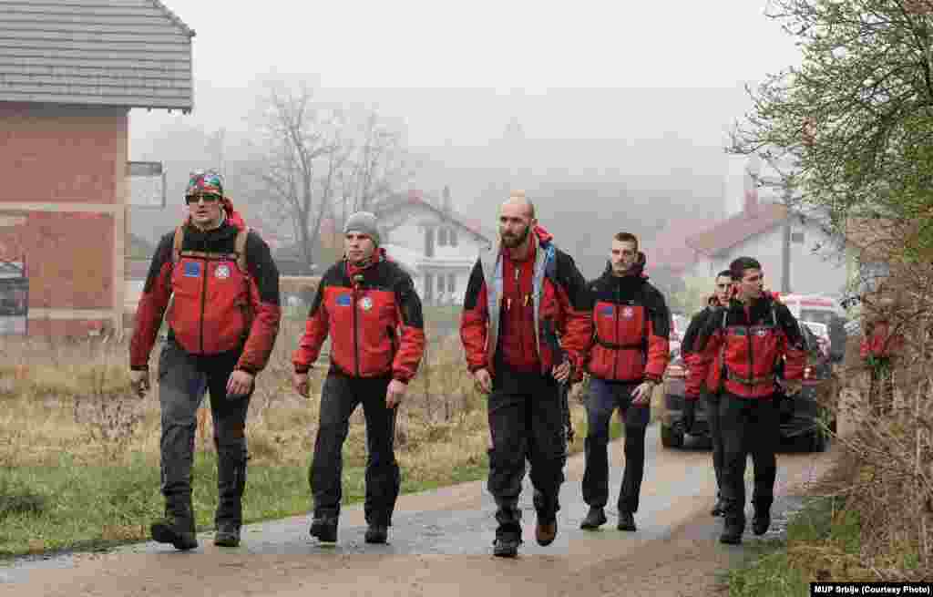 U potragu mogu da se uključe i dobrovoljci u koordinaciji sa policijom, a priključili su se i rudari i pripadnici javnih službi Bora.