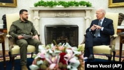 Ukrainian President Volodymyr Zelenskiy (left) and U.S. President Joe Biden meet in the White House on September 21, part of Zelenskiy's crucial diplomatic push to bolster support for his country's defense.