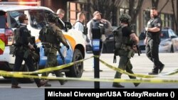 Полицијата се распореди на местото на масовното пукање во близина на бејзбол стадионот Слагер Филд во центарот на Луисвил, Кентаки, САД, 10 април 2023 година.
