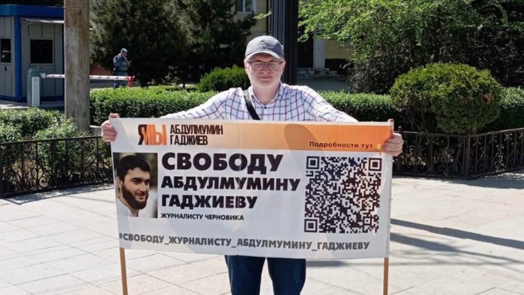 Пикет в защиту журналиста из Дагестана Абдулмумина Гаджиева. Махачкала, 22 апреля 2024 г. Источник: газета "Черновик"