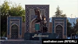 Mary. Mollanepesiň heýkeli