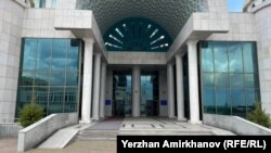 У здания сената парламента Казахстана в Астане