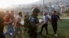 Ізраїльські сили безпеки та медики перевозять поранених із місця, де, як повідомляється, був завданий удар по стадіону на Голанських висотах, 27 липня 2024 року