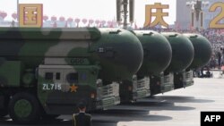 Kineske interkontinentalne balističke rakete DF-41 sa nuklearnim oružjem prikazane tokom vojne parade na Trgu Tiananmen u Pekingu, povodom obilježavanja 70. godišnjice osnivanja Narodne Republike Kine, 2019. godine