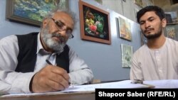 محمد صادق یکی از هنرجویان است که با مراجعه به نگارخانه بهزاد در تلاش آموختن هنرنقاشی و میناتوری که آقای حبیبی وی را رهنمایی می کند
