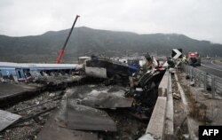 Vagonët e shkatërruar.