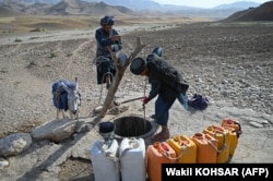 در بسیاری از مناطق افغانستان هنوز هم مردم دسترسی اندک به آب آشامیدنی دارند