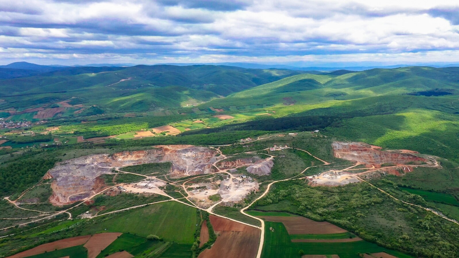Carierele care punctează peisajul rural din Kosovo au provocat îngrijorări de mediu și plângeri din partea locuitorilor locali, care invocă poluarea aerului, zgomotul și infrastructura deteriorată.