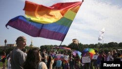 ЛГБТ-активисты на параде в Санкт-Петербурге. Август 2017 года 