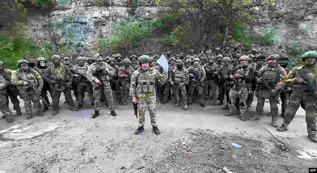 Godine 2015., kada je Rusija intervenisala u sukobu u Siriji, Prigožin je osnovao privatnu plaćeničku grupu naziva Wagner. na fotografiji:&nbsp;Prigožin sa wagnerovcima na nepoznatoj lokaciji, objavljeno 5. maja 2023.