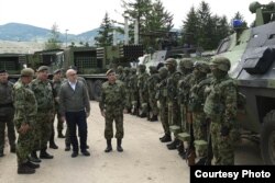Ministri i Mbrojtjes i Serbisë gjatë vizitës që u bëri forcave ushtarake në Rashkë, më 31 maj 2023.