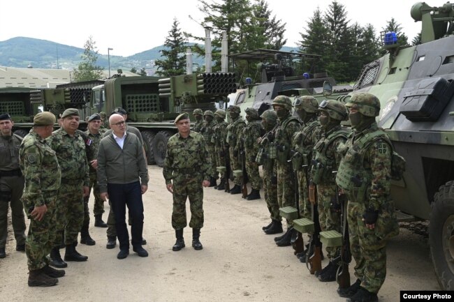 Ministri i Mbrojtjes i Serbisë gjatë vizitës që u bëri forcave ushtarake në Rashkë, më 31 maj 2023.