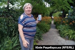 Лілія Мазанова на території своєї садиби