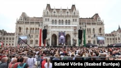 Magyar Péter beszél a Kossuth teret és a környező utcákat is megtöltő tömeghez