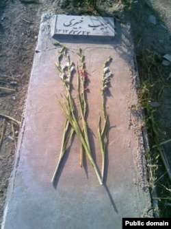 Habib Khabiri's grave in Tehran