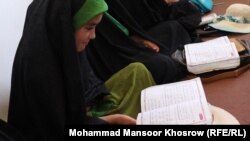 دختران در یکی از مدارس دینی افغانستان 