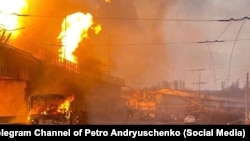 O fotografie de pe canalul Telegram al lui Petro Andriușcenko, consilierul șefului administrației orașului Mariupol, cu un troleibuz în flăcări pe rampa hidrocentralei după atacurile rusești din Dnipro, 22 martie 2024. 