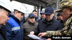 Президент Садыр Жапаров Бишкектеги ЖЭБди калыбына келтирүү иштеринин жүрүшү менен жеринен таанышты