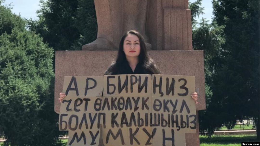 Иллюстрациялык сүрөт. Жаран Асел Супатаеванын “чет өлкөлүк өкүл” мыйзамына каршы пикети. 2023-жылдын 10-июну, Бишкек.