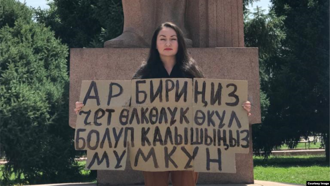 Бишкек шаарынын тургуну Асел Супатаева “чет өлкөлүк өкүл” деген макам берүү боюнча мыйзам долбооруна каршы пикетке чыкты. 2023-жылдын 10 июну. Бишкек.