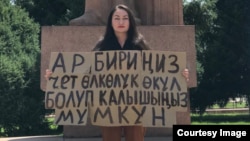 Бишкек шаарынын тургуну Асел Супатаева “чет өлкөлүк өкүл” деген макам берүү боюнча мыйзам долбооруна каршы пикетке чыкты. 10-июнь, 2023 Бишкек