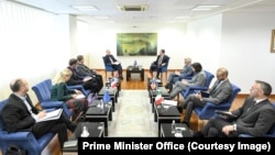 Kryministri i Kosovës, Albin Kurti, pret në takim ambasadorët e vendeve të QUINT-it. 7 prill 2023.