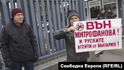 В събота пред БНР за пореден път се проведе протест срещу водещия Петър Волгин, който този път беше провокиран от анонсираното интервю с руската посланичка Елеонора Митрофанова.