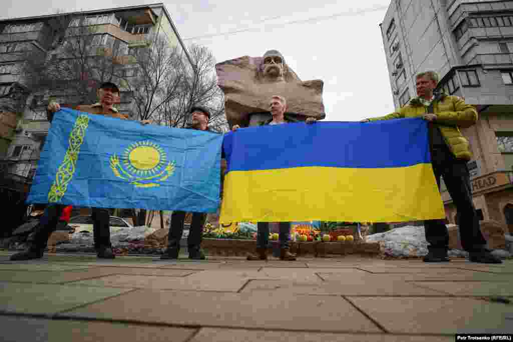 Ранее акимат Алматы в очередной раз не позволил провести акцию в поддержку Украины в этот день. Но активисты объявили, что соберутся у памятника в полдень, чтобы показать своё неравнодушие