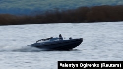 Український безпілотний морський апарат «Магура V5» на воді під час виставки військової техніки та озброєння, квітень 2024 року