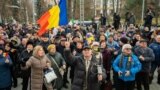 Sute de moldovenii au sărbătorit deschiderea negocierilor de aderare cu UE în curtea Președinției, la invitația președintei Sandu, 17 decembrie 2023. 