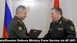 Ministri rus i Mbrojtjes Sergei Shoigu (majtas) dhe ministri bjellorus i Mbrojtjes Viktor Khrenin në Minsk më 25 maj.