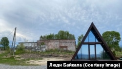 В Танхое находится визит-центр Байкальского заповедника. Там сдают современные домики для туристов за 10 500 рублей в сутки