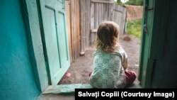 Peste jumătate de milion de copii din România au experimentat singurătatea în absența unuia sau a ambilor părinți plecați la muncă în străinătate.