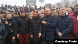Протестующие против мечети в Косино-Ухтомском районе Москвы. Скриншот с видео из телеграм-канала одного из националистических движений, участвующих в протестах