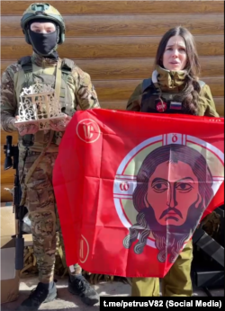 Волонтер российской армии из Крыма Екатерина Петрусевич возит военным РФ в том числе христианские флаги