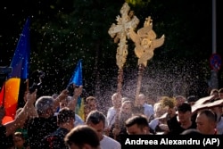 În paralel cu Bucharest Pride se organizează și un Marș al normalității, la care participă susținătorii familiei tradiționale.