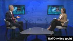 Генеральний секретар НАТО Єнс Столтенберґ (л) під час інтервʼю Радіо Свобода, Брюссель, 20 лютого 2024 року